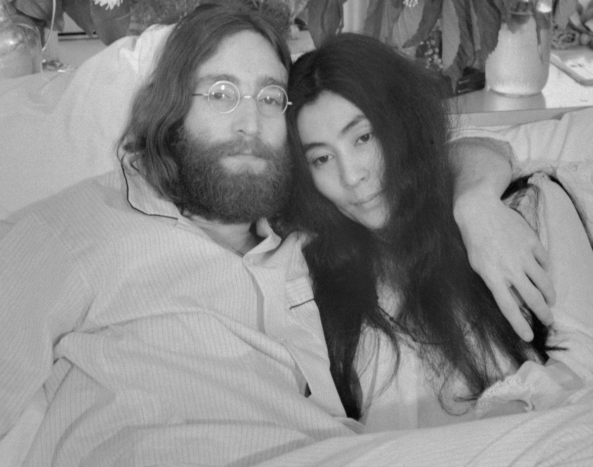 John Lennon et Yoko Ono en pyjama
