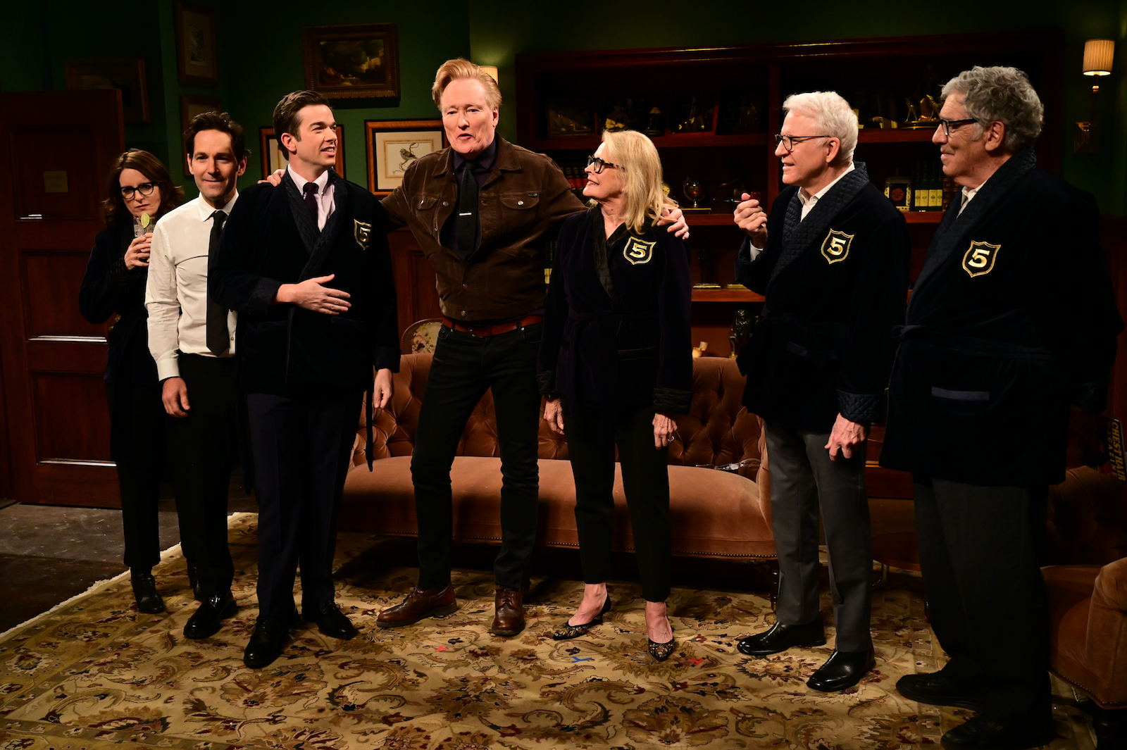 Tina Fey, Paul Rudd, l'animateur John Mulaney, Conan OBrien, Candice Bergen, Steve Martin et Elliott Gould lors du sketch du Five-Timers Club