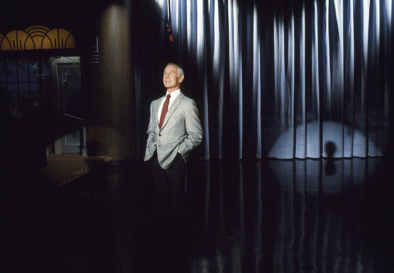 Johnny Carson se tient devant un public du