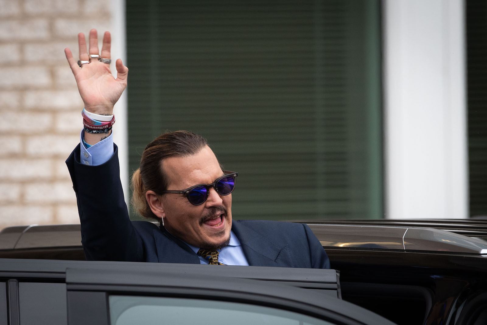 Johnny Depp salue les fans devant le tribunal 