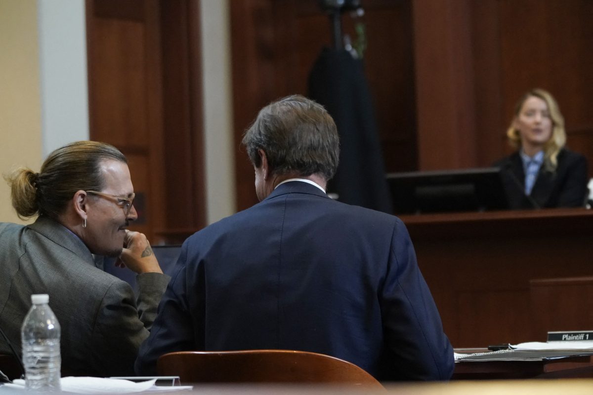 Johnny Depp réagit aux côtés de son avocat Ben Chew alors que l'ex-femme Amber Heard témoigne devant le tribunal de circuit du comté de Fairfax
