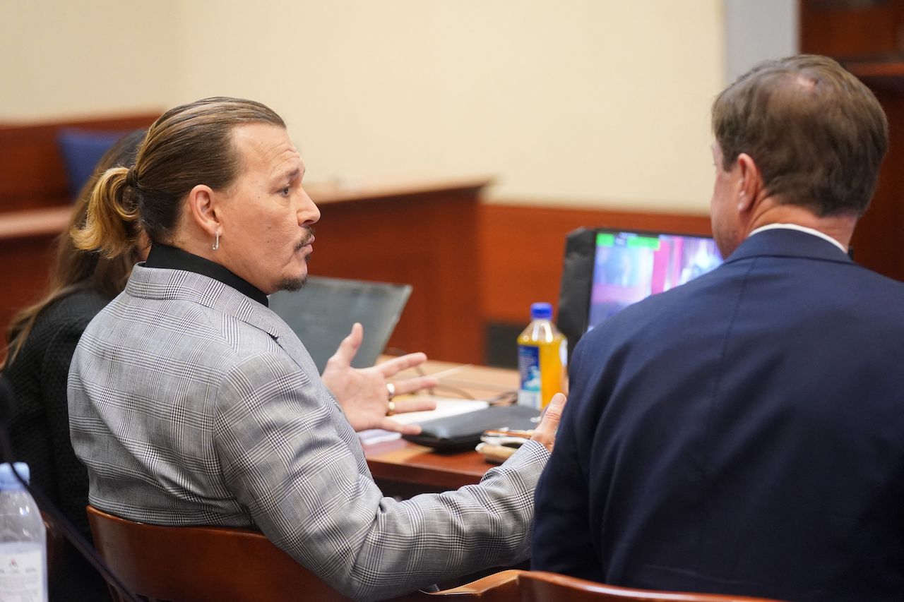 Johnny Depp s'entretient avec un membre de son équipe juridique