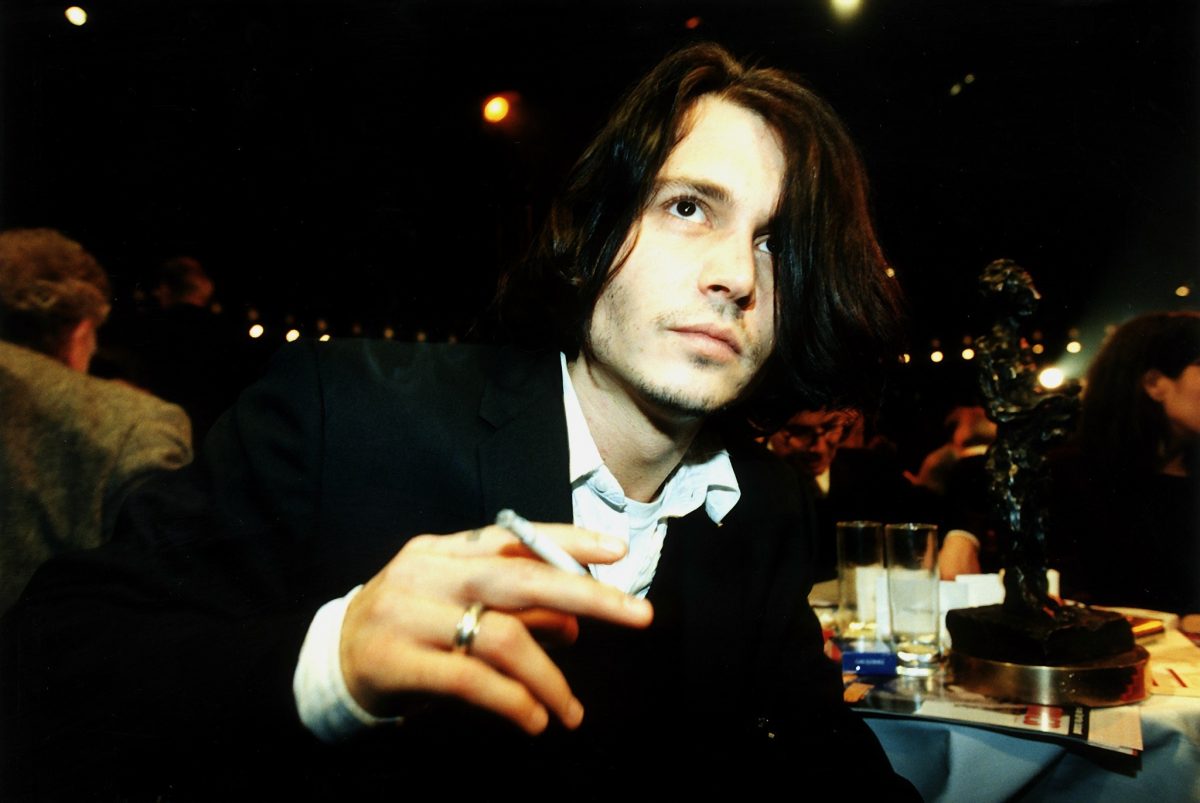 Johnny Depp tient une cigarette dans les années 90, lorsqu'il a eu plusieurs rencontres avec Jennifer Love Hewitt