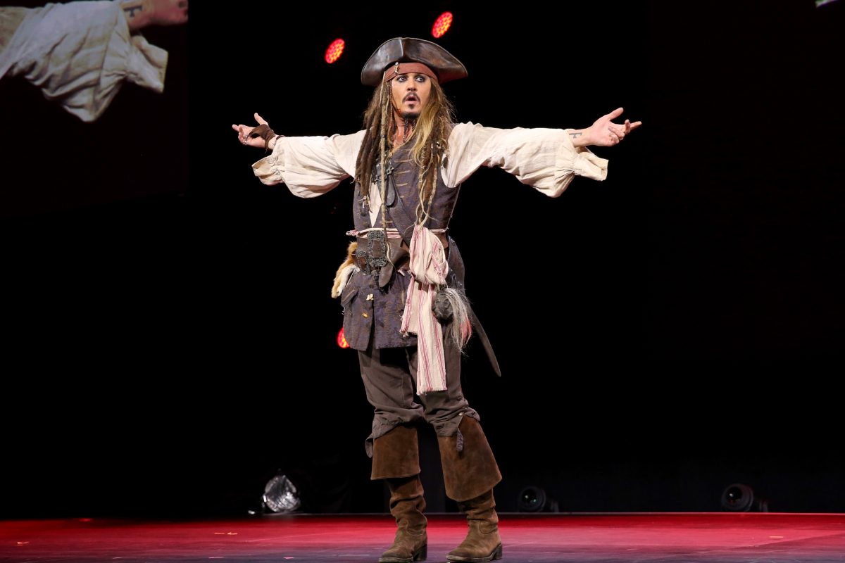 Johnny Depp est déguisé en Jack Sparrow lors d'une présentation pour Pirates des Caraïbes : Dead Men Tell No Tales à D23 EXPO 2015