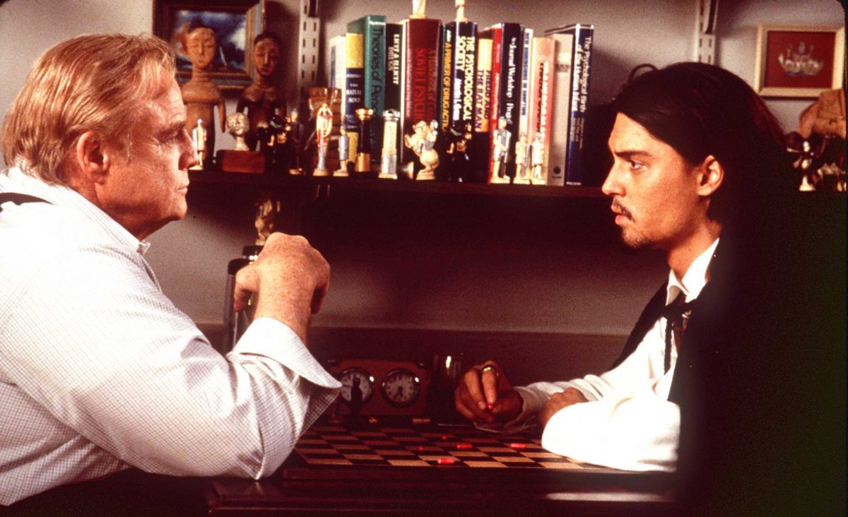 'Don Juan DeMarco' Marlon Brando dans le rôle du Dr Jack Mickler et Johnny Depp dans le rôle de Don Juan DeMarco assis l'un en face de l'autre portant des chemises blanches
