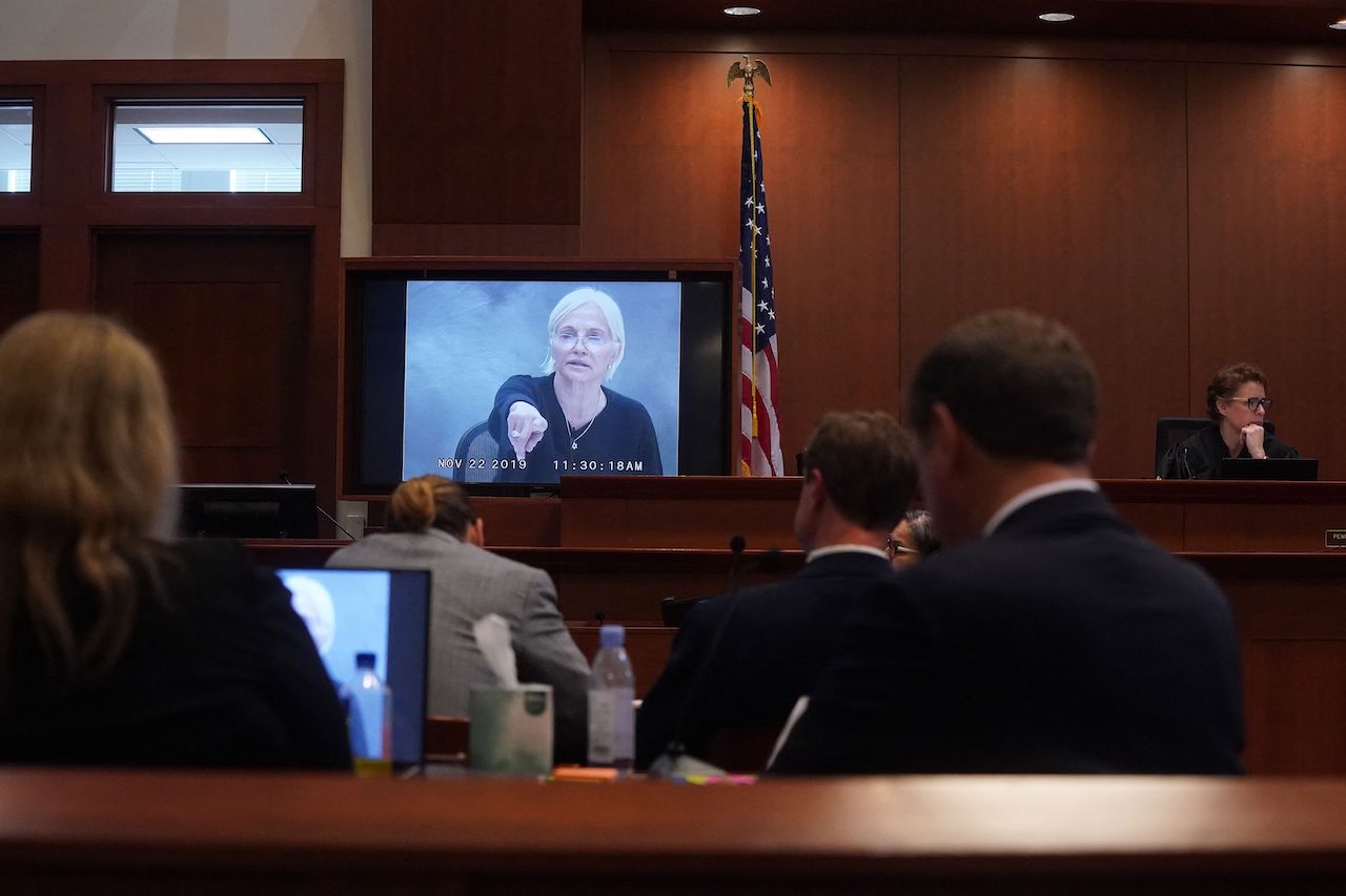La déposition d'Ellen Barkin joue alors que Johnny Depp siège au tribunal