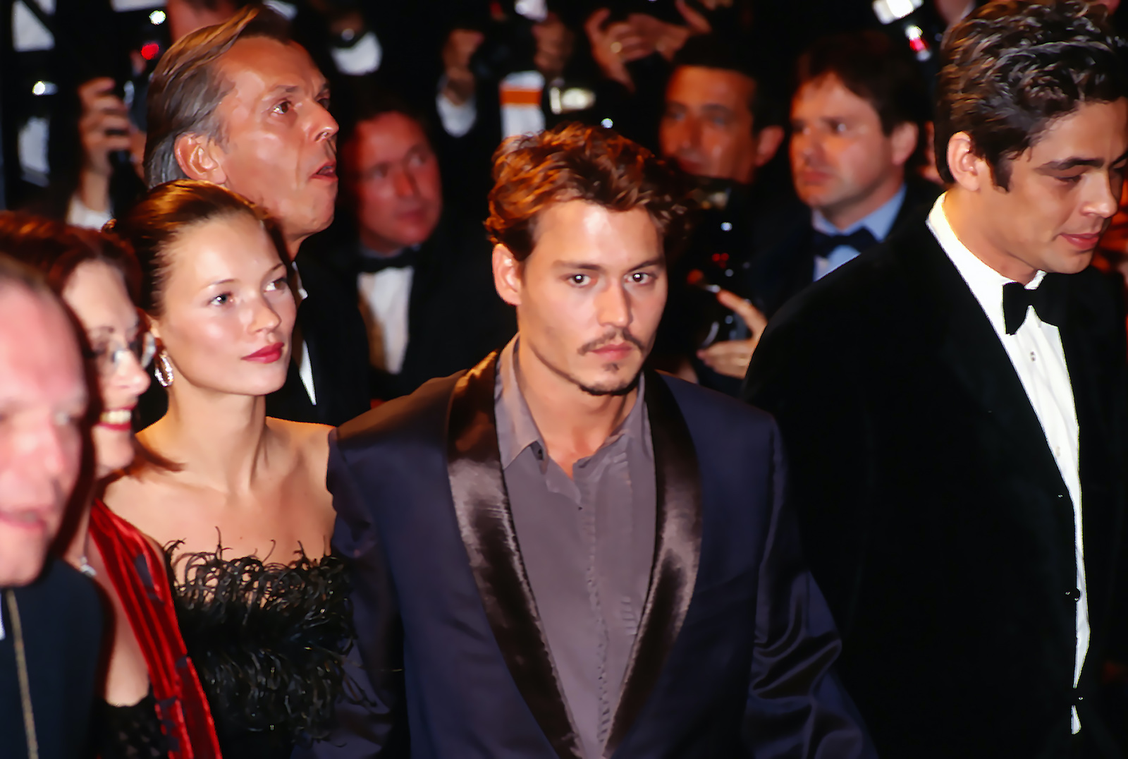 Kate Moss, Johnny Depp et Benicio Del Toro traversent une foule en 1998