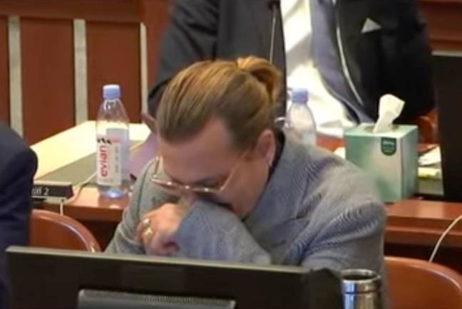 Johnny Depp a été vu en train de rire alors qu'un témoin était interrogé sur les alpagas pendant le procès. Crédit: Réseau Droit et Criminalité