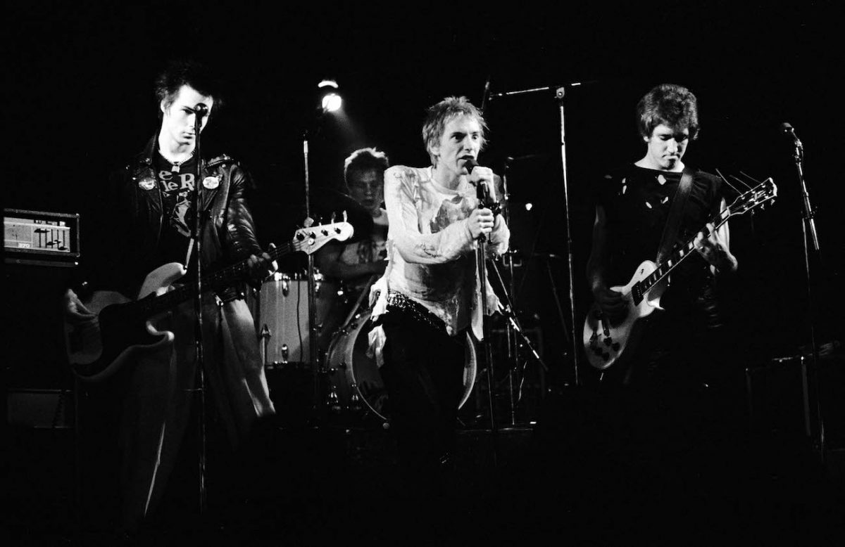 Johnny Rotten se produisant avec les Sex Pistols au Danemark, 1977.