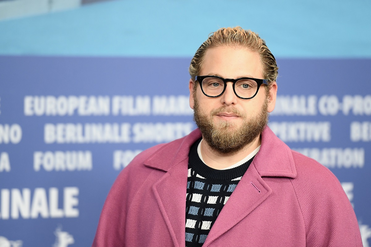 Jonah Hill posant en portant une veste violette.