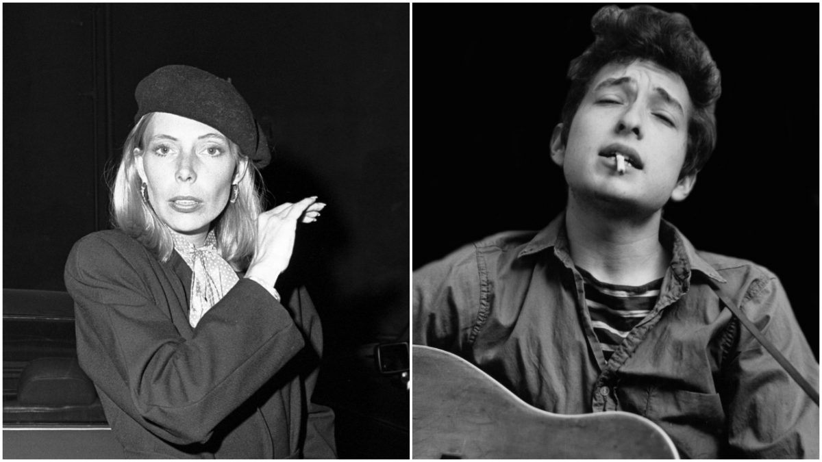 Une photo en noir et blanc de Joni Mitchell portant un béret et un foulard.  Bob Dylan tient une cigarette à la bouche et joue de la guitare.