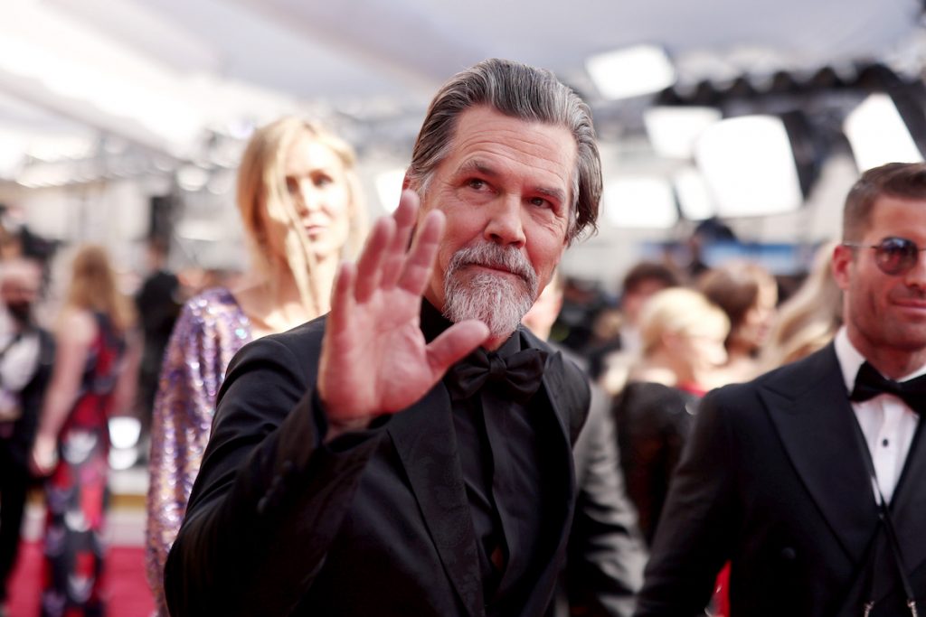 L'acteur Josh Brolin salue les photographes des Oscars 2022