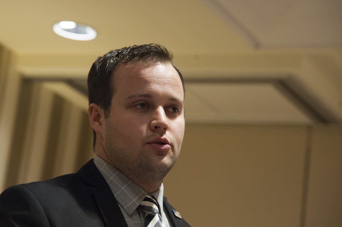 Un gros plan de Josh Duggar de la famille Duggar en costume lors d'une conférence
