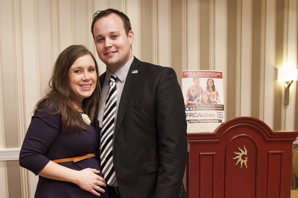 Anna Duggar enceinte pose avec Josh Duggar à la conférence CPAC en 2015