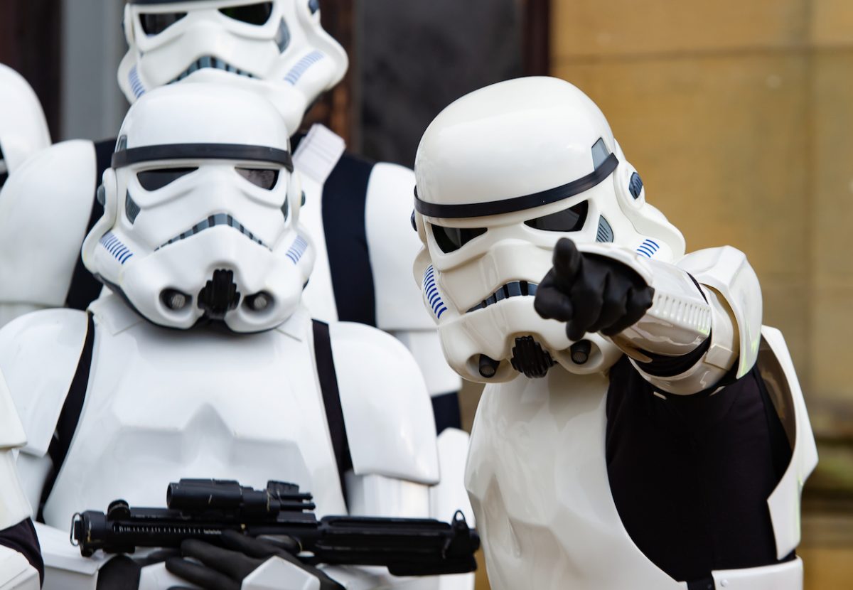Deux personnes en tenue de stormtrooper participent à un défilé « Star Wars » en Espagne en novembre 2021, plusieurs mois avant et après la journée annuelle « Star Wars » du 4 mai.