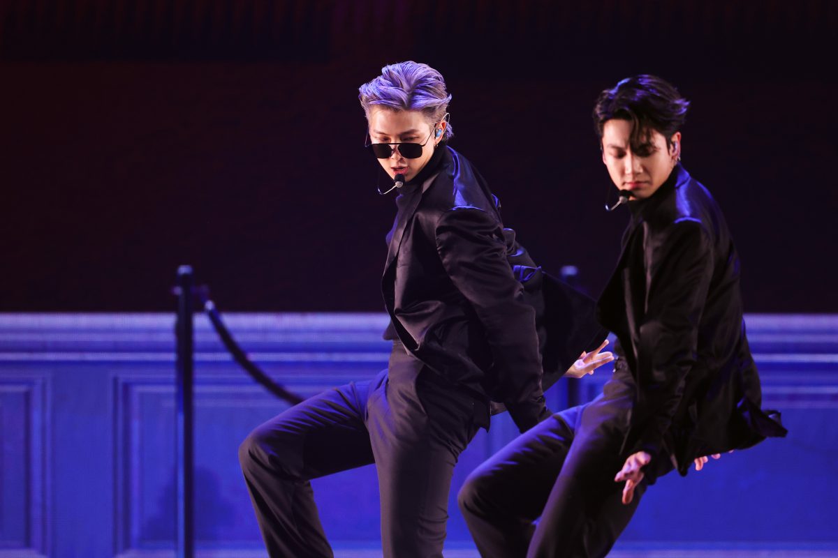 RM et Jungkook de BTS se produisent lors de la 64e cérémonie annuelle des GRAMMY Awards au MGM Grand Garden Arena