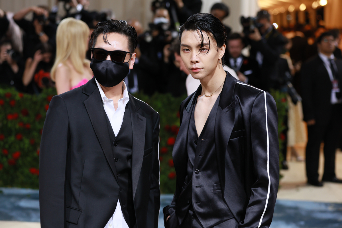 L'idole de la K-pop Johnny Suh pose sur le tapis rouge du Met Gala avec le designer Peter Do.
