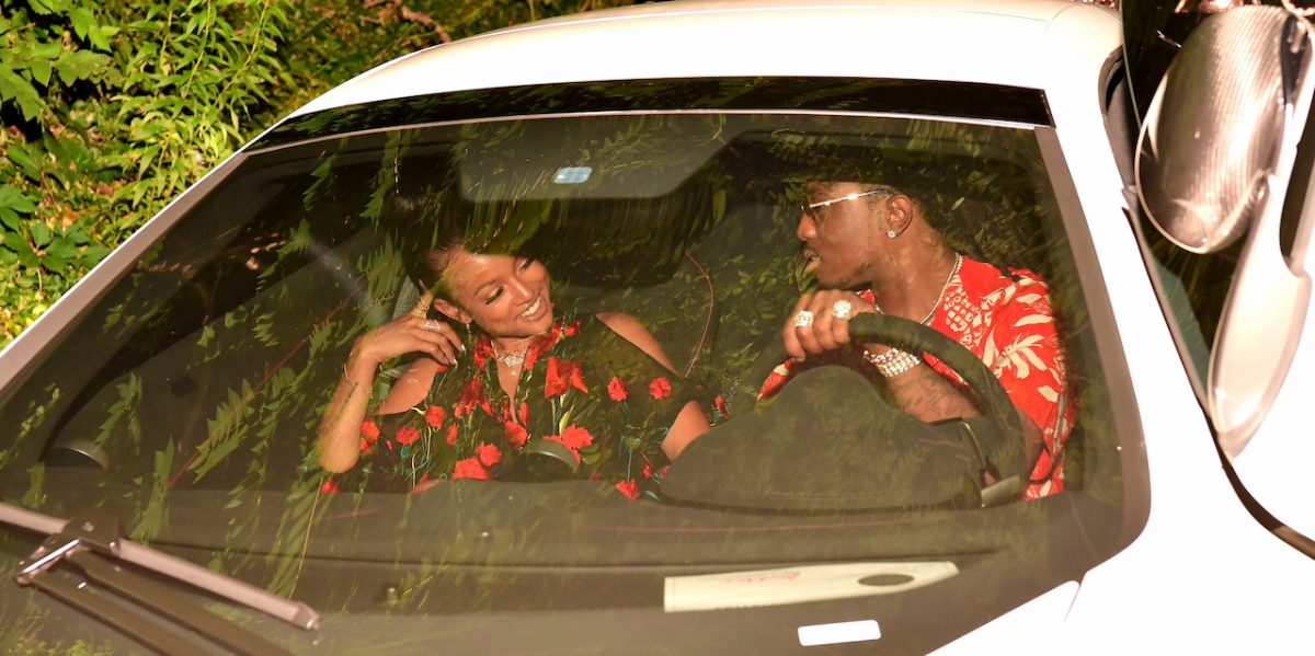 Karrueche Tran et Quavo conversent en voiture ; Tran et Quavo ont récemment été aperçus en vacances en Jamaïque
