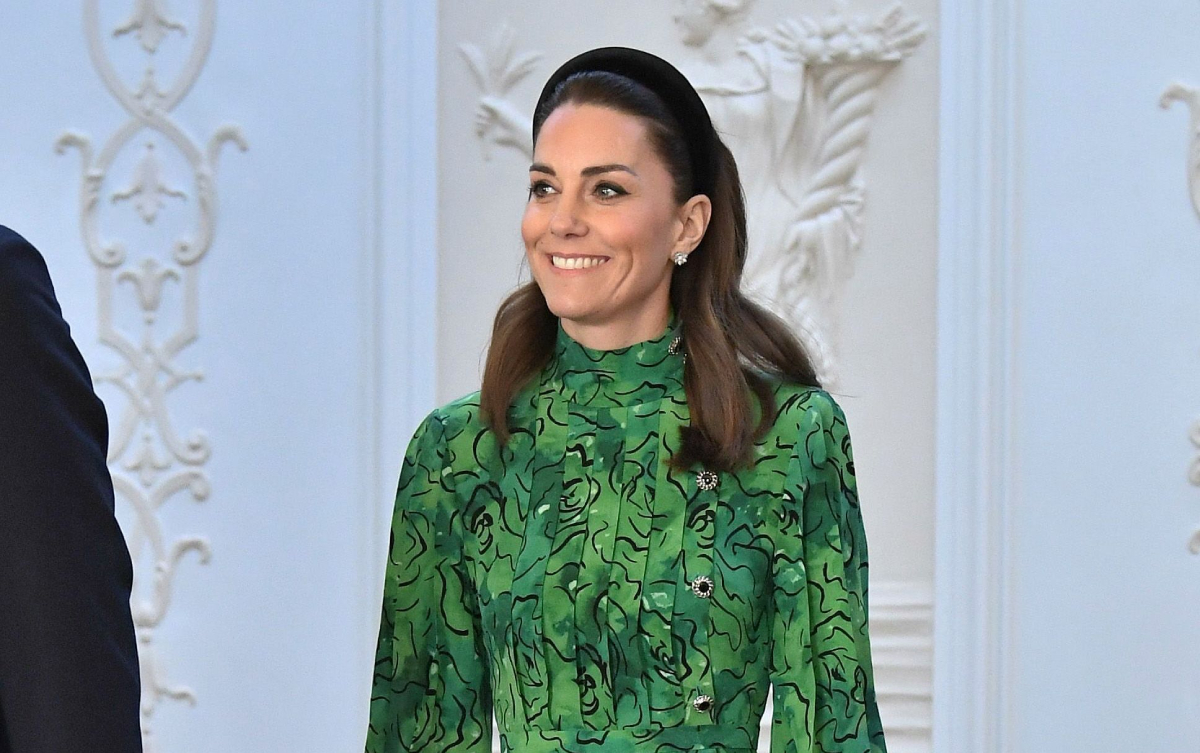 Kate Middleton, duchesse de Cambridge, portant un bandeau et une robe verte arrive pour une rencontre avec le président irlandais à Áras an Uachtaráin le 03 mars 2020 à Dublin, Irlande