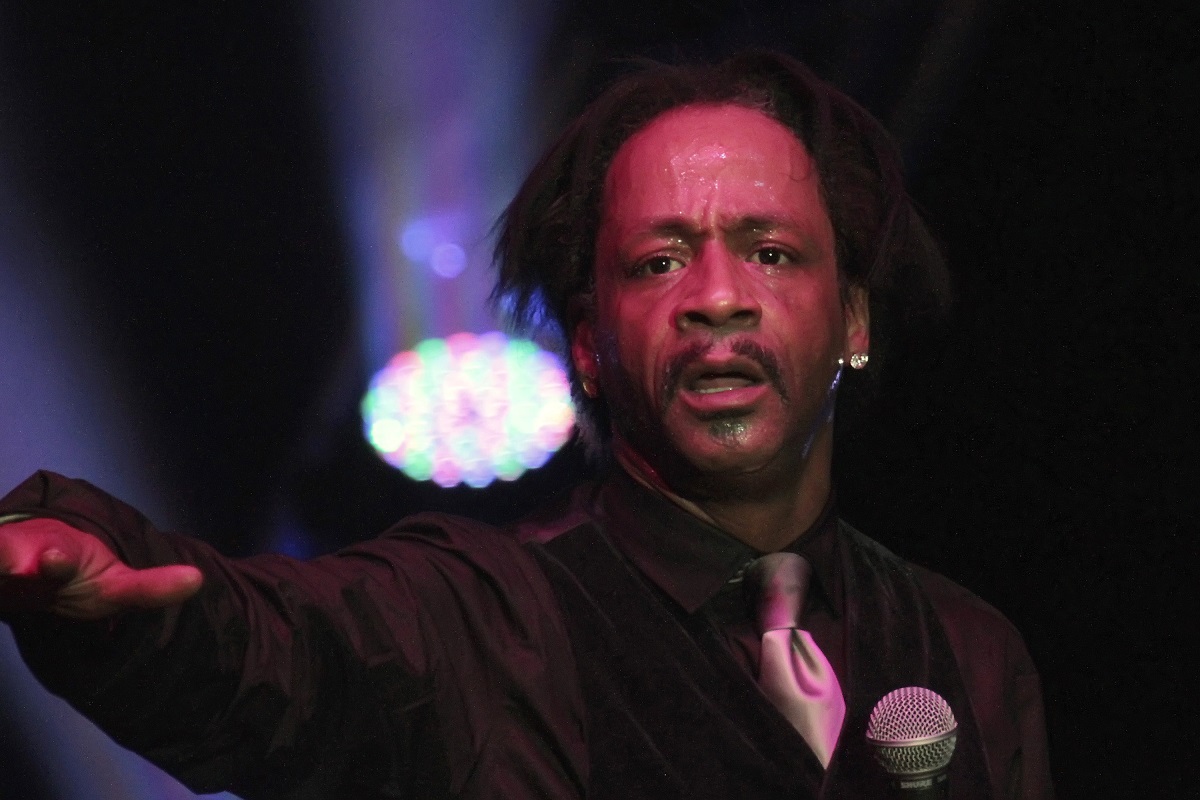 Katt Williams sur scène tenant un microphone.