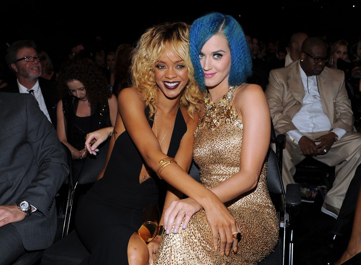 Rihanna et Katy Perry assises l'une à côté de l'autre