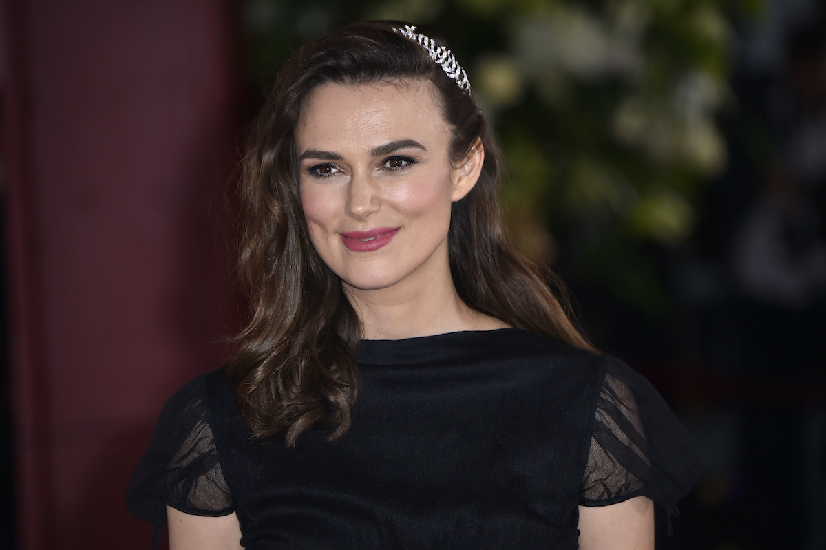 Keira Knightley sourit