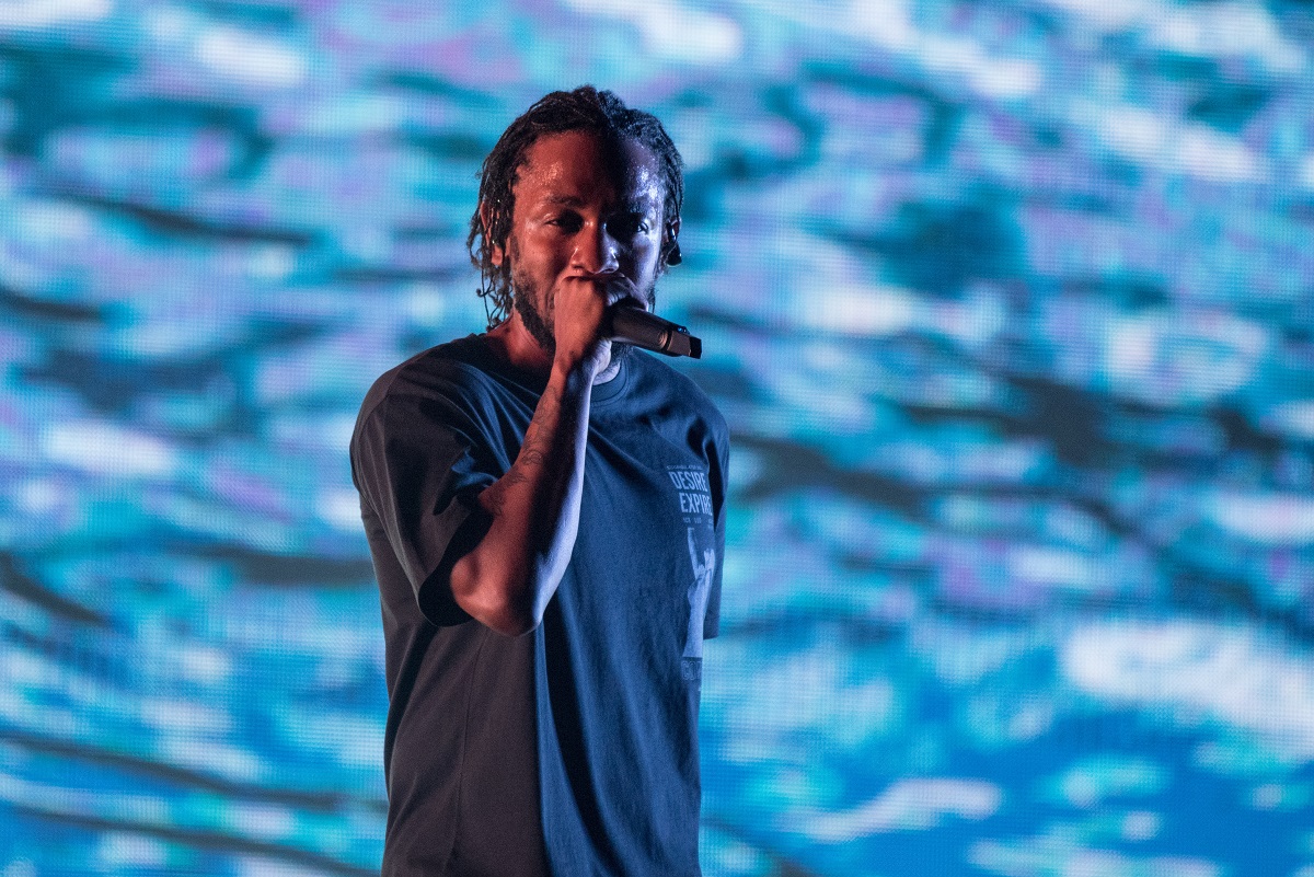 Kendrick Lamar rappe sur scène,