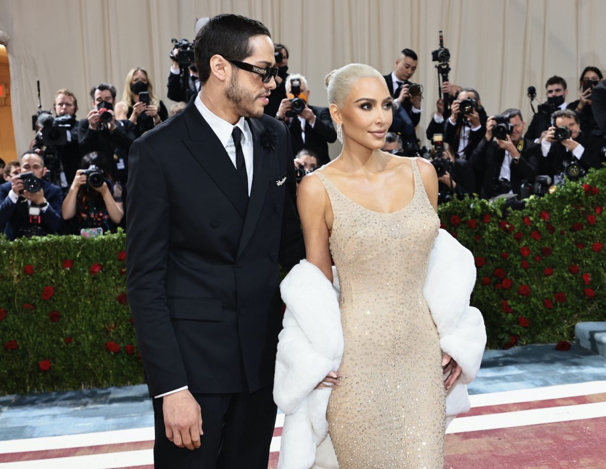 Kim Kardashian porte une robe à paillettes de couleur nude portée à l'origine par Marilyn Monroe au Met Gala 2022 avec son petit ami Pete Davidson dans un costume et une cravate noirs