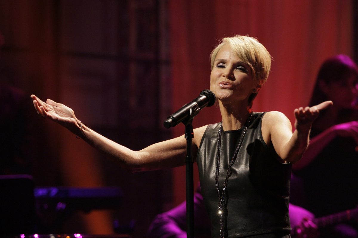 Kristen Chenoweth, qui a un lien choquant avec les meurtres des éclaireuses de l'Oklahoma, se produit dans The Tonight Show avec Jay Leno en 2014