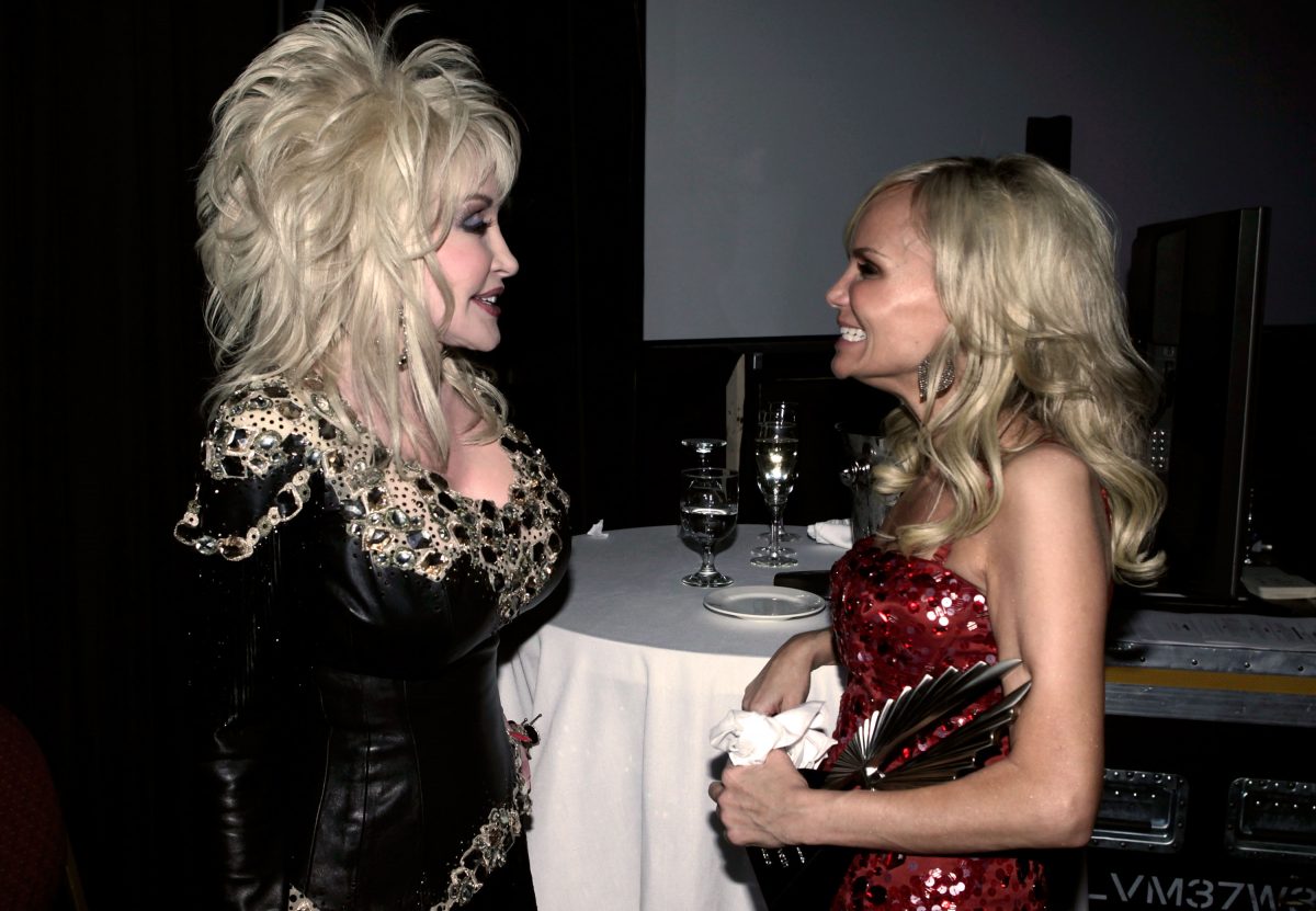 Dolly Parton et Kristin Chenoweth se regardent devant une table à manger.