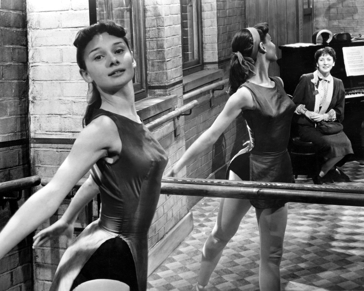 Audrey Hepburn répétant à la barre, en noir et blanc, 1950