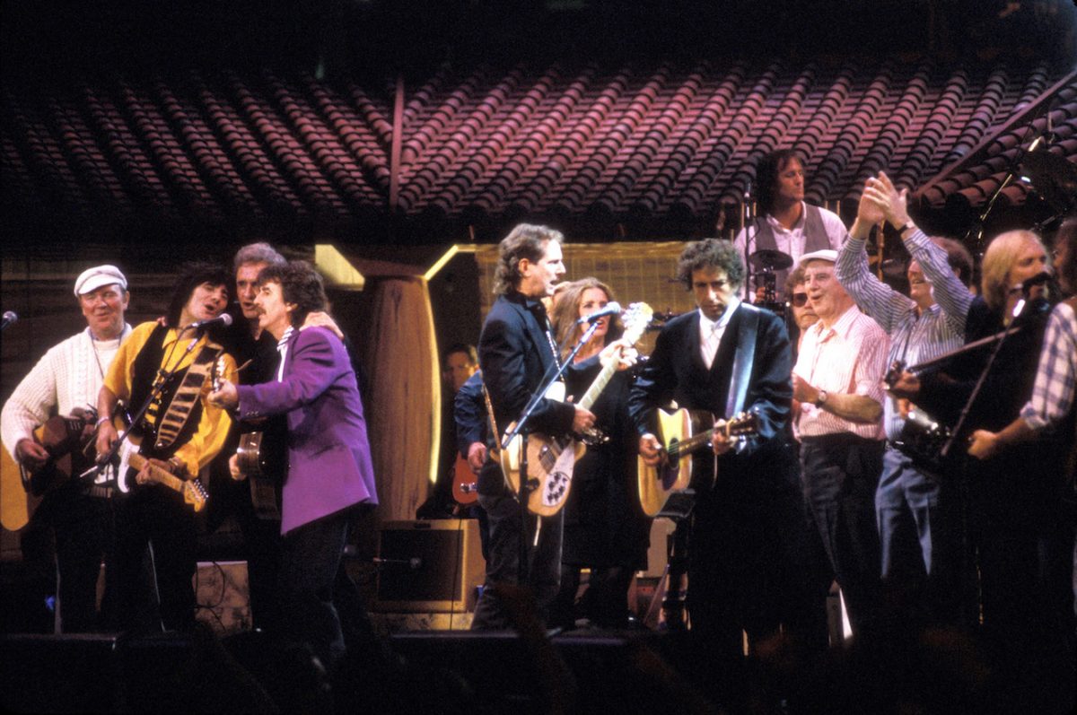 George Harrison, Bob Dylan, Tom Petty et d'autres se produisant lors de la célébration du 30e anniversaire de Bob Dylan en 1992.