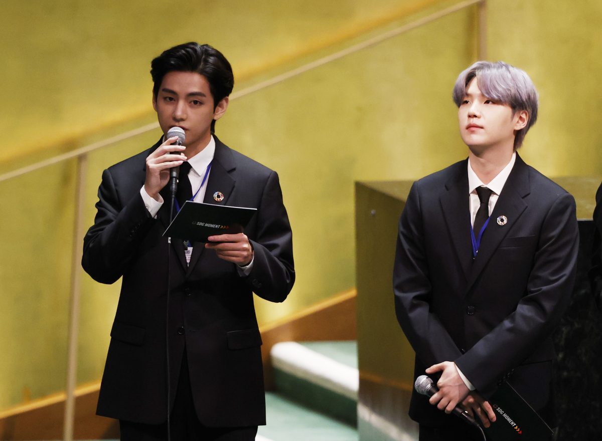 Suga écoute Taehyung / V du groupe de garçons BTS parler lors de l'événement SDG Moment pour l'Assemblée générale des Nations Unies