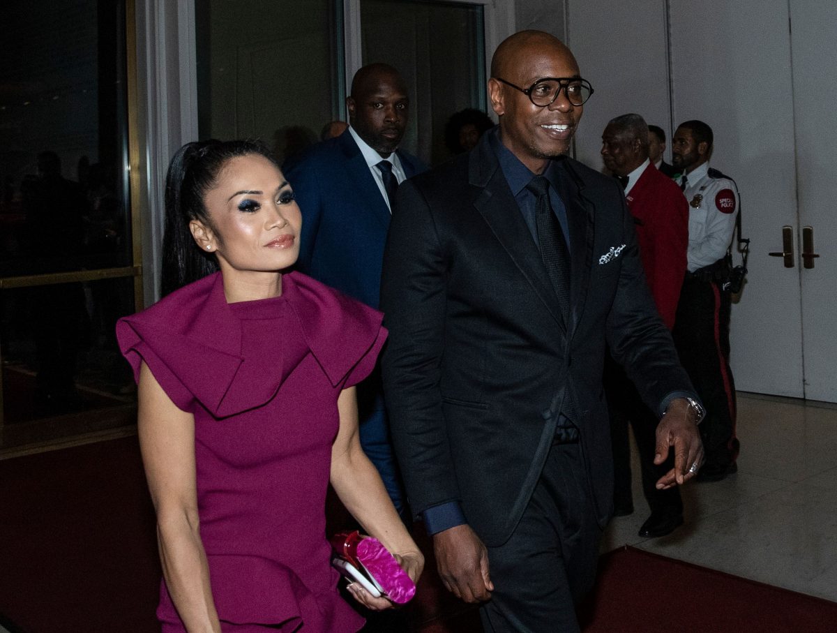 Dave Chappelle et sa femme Elaine, qui prêtent attention aux ennemis de son mari, arrivent ensemble au Kennedy Center