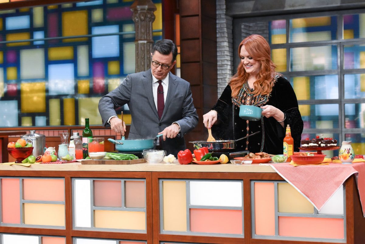 La star de Pioneer Woman, Ree Drummond, porte un haut noir et prépare un repas avec Stephen Colbert