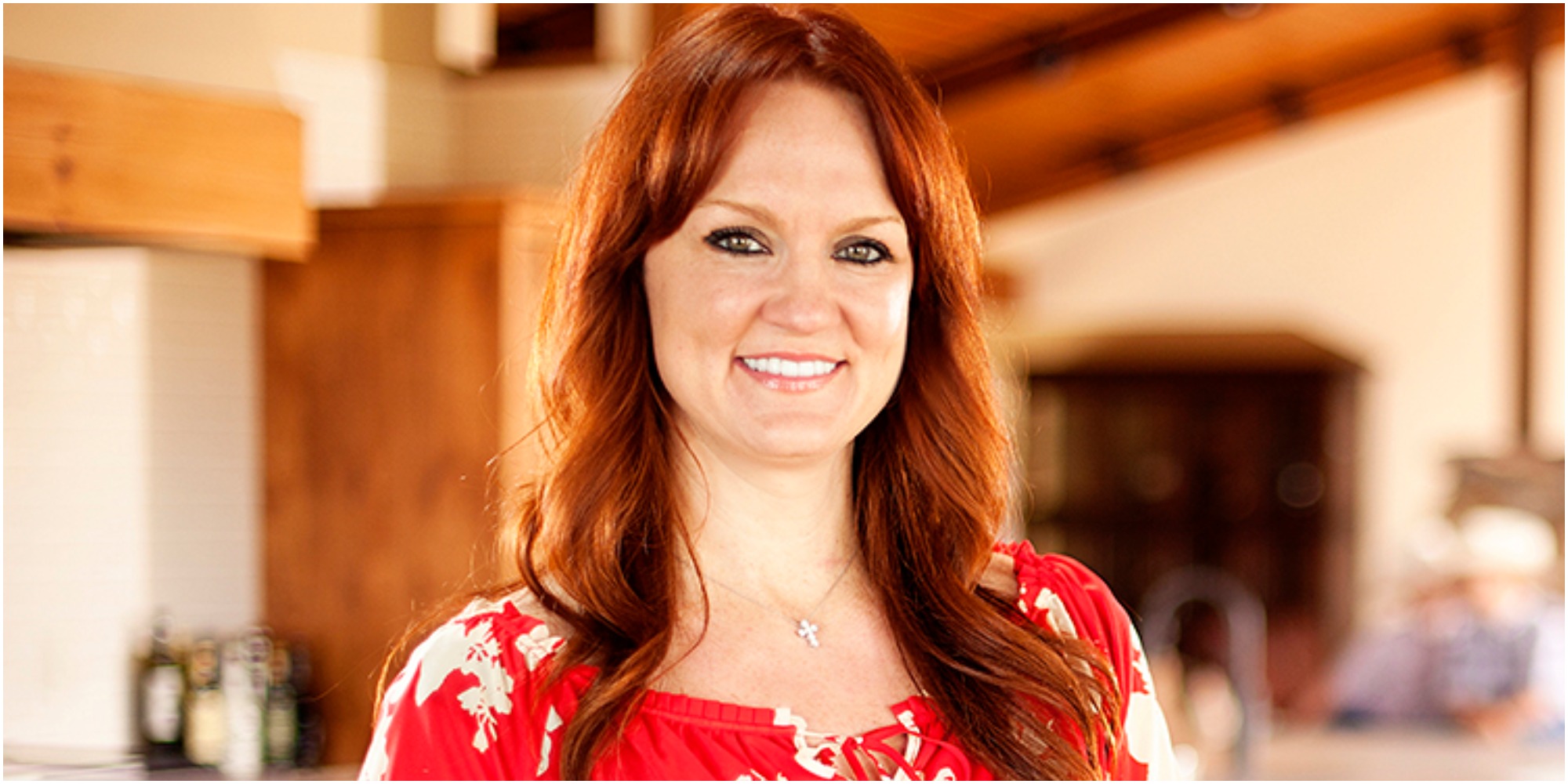Ree Drummond porte un chemisier rouge sur le tournage de son émission Food Network 