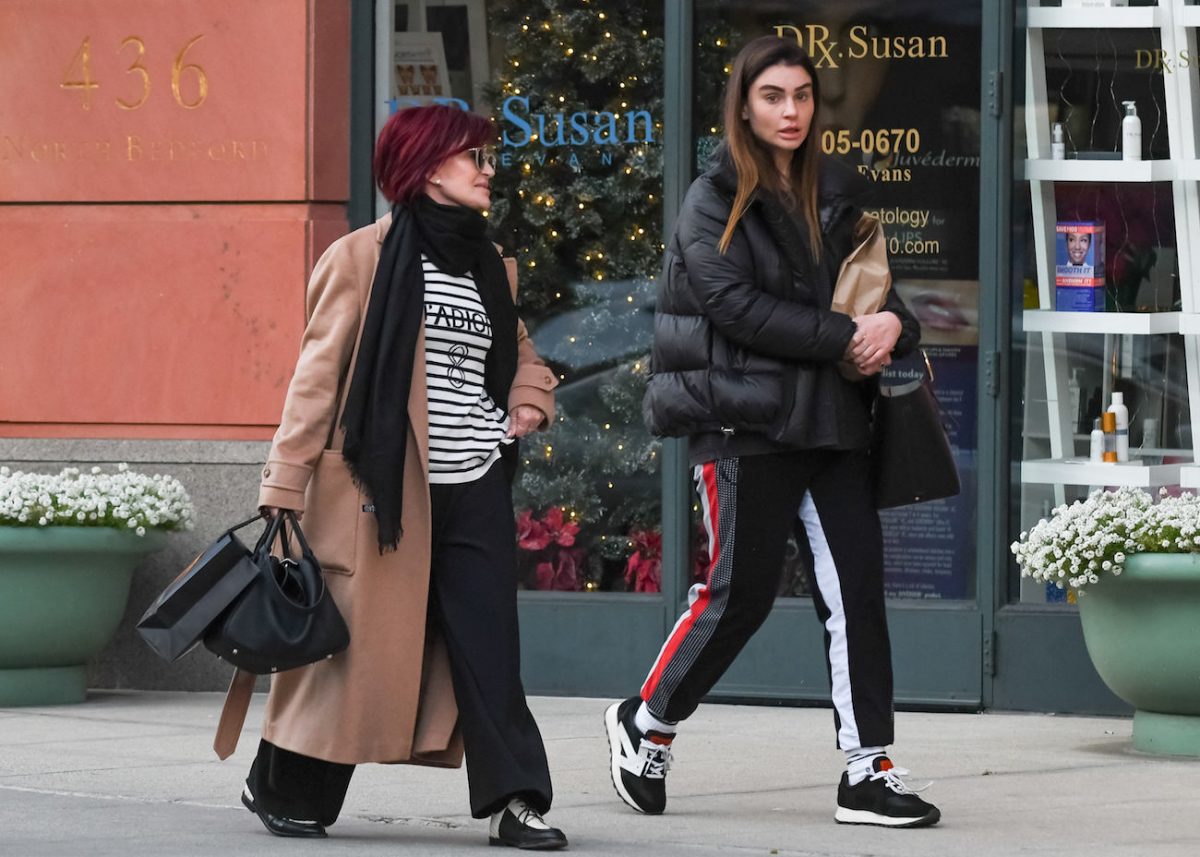 Sharon Osbourne avec sa fille Aimee Osbourne faisant du shopping à Los Angeles en 2020.