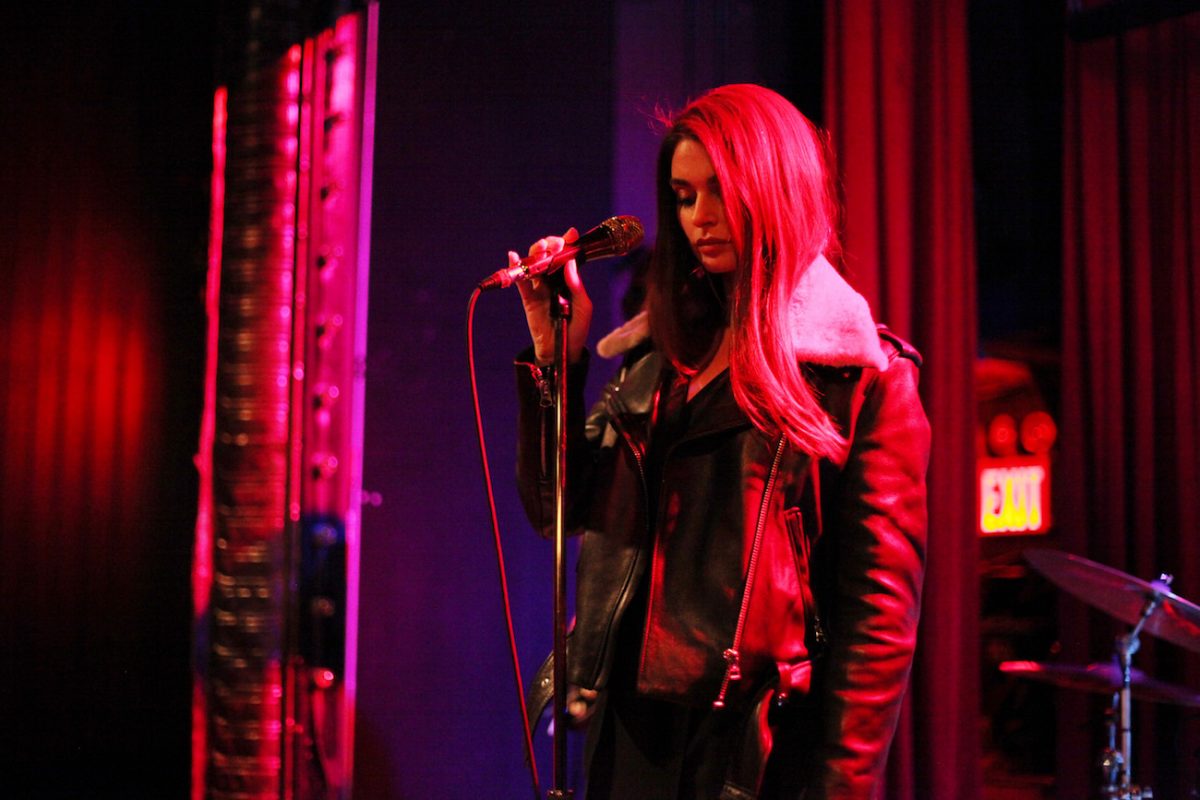 La fille d'Ozzy Osbourne, Aimée, se produit avec son groupe ARO lors de son premier spectacle à New York en 2015.