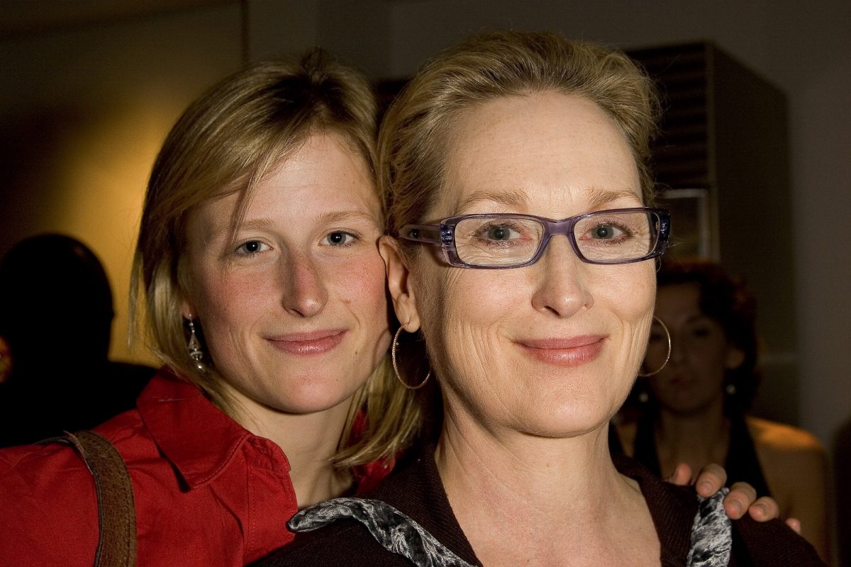 Mamie Gummer et sa mère, Meryl Streep, vêtues de rouge et de noir avec la main de Mamie sur l'épaule de Meryl