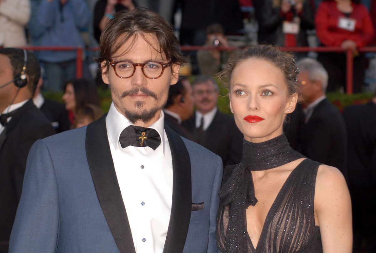 Johnny Depp (à gauche) et Vanessa Paradis arrivent aux Oscars 2005. Paradis et Depp avaient une relation solide, ce qui est à l'opposé des affirmations d'Amber Heard contre Depp.