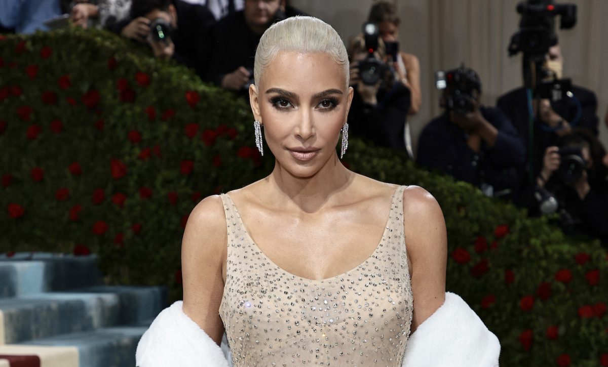 Kim Kardashian regarde en portant la robe de Marilyn Monroe au Met Gala