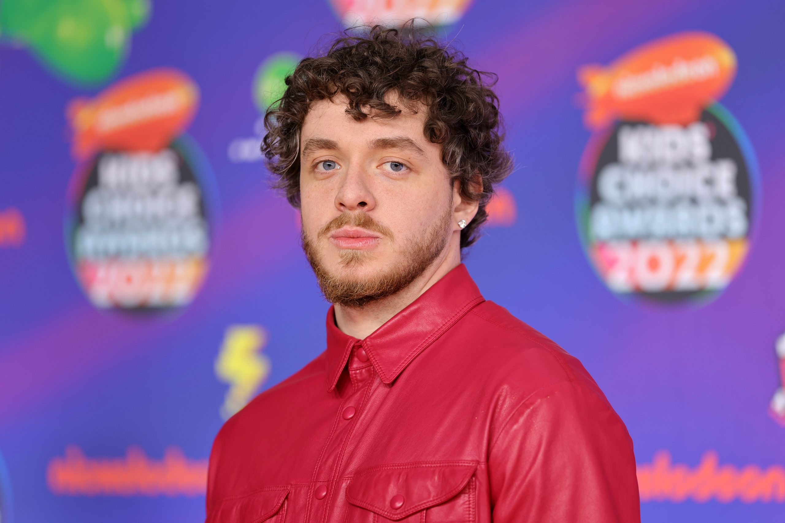 Le rappeur Jack Harlow pose aux Nickelodeon's Kids' Choice Awards