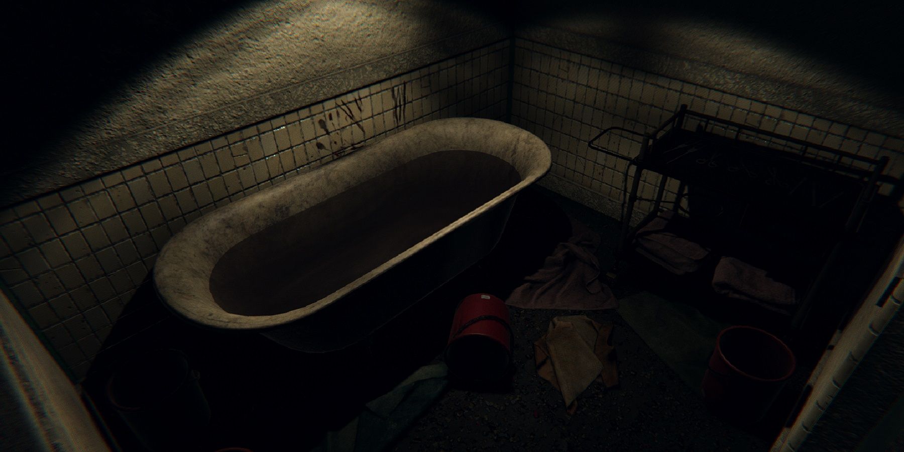 Capture d'écran de Phasmophobia montrant une baignoire sale dans une pièce faiblement éclairée.