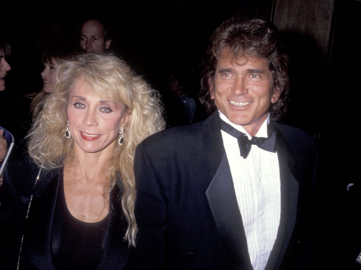 Michael et Cindy Landon posent pour des photos lors d'un événement médiatique. 