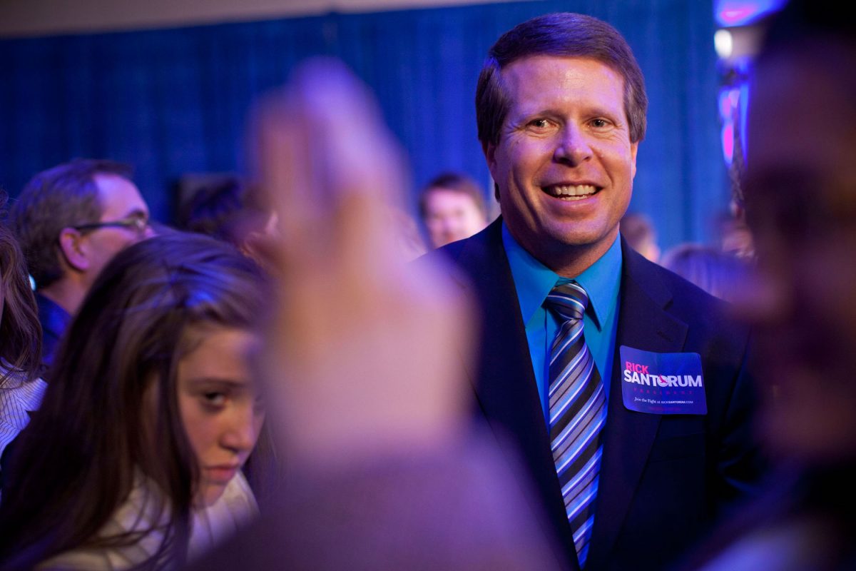 Le père de Josh Duggar de la famille Duggar, Jim Bob Duggar, souriant lors d'une conférence politique