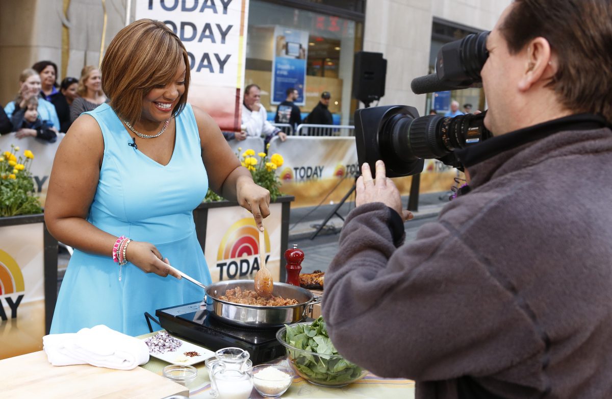 Food Network Sunny Anderson sourit en préparant un repas sur 