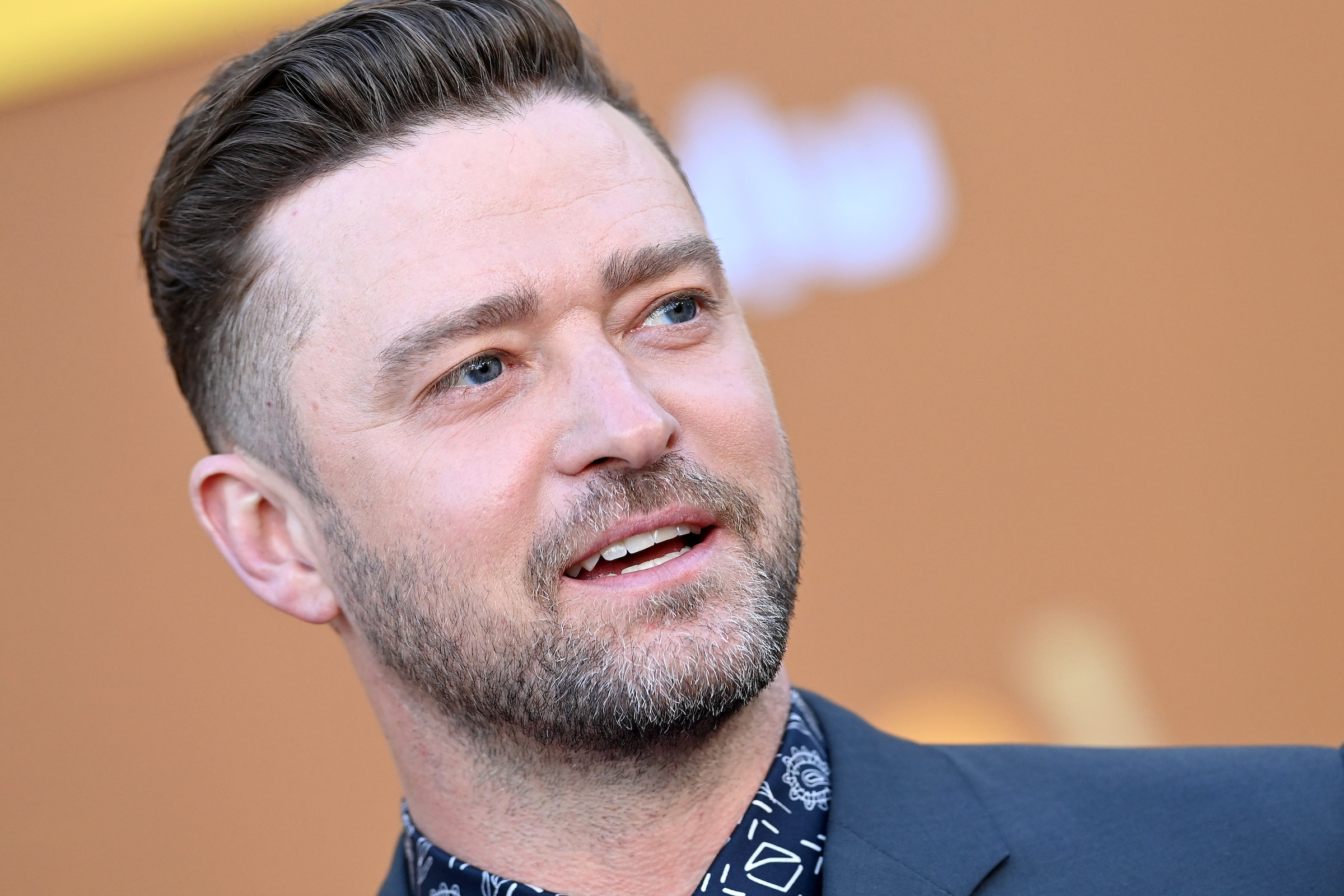 Justin Timberlake, qui a une valeur nette élevée, portant un costume sur le tapis rouge