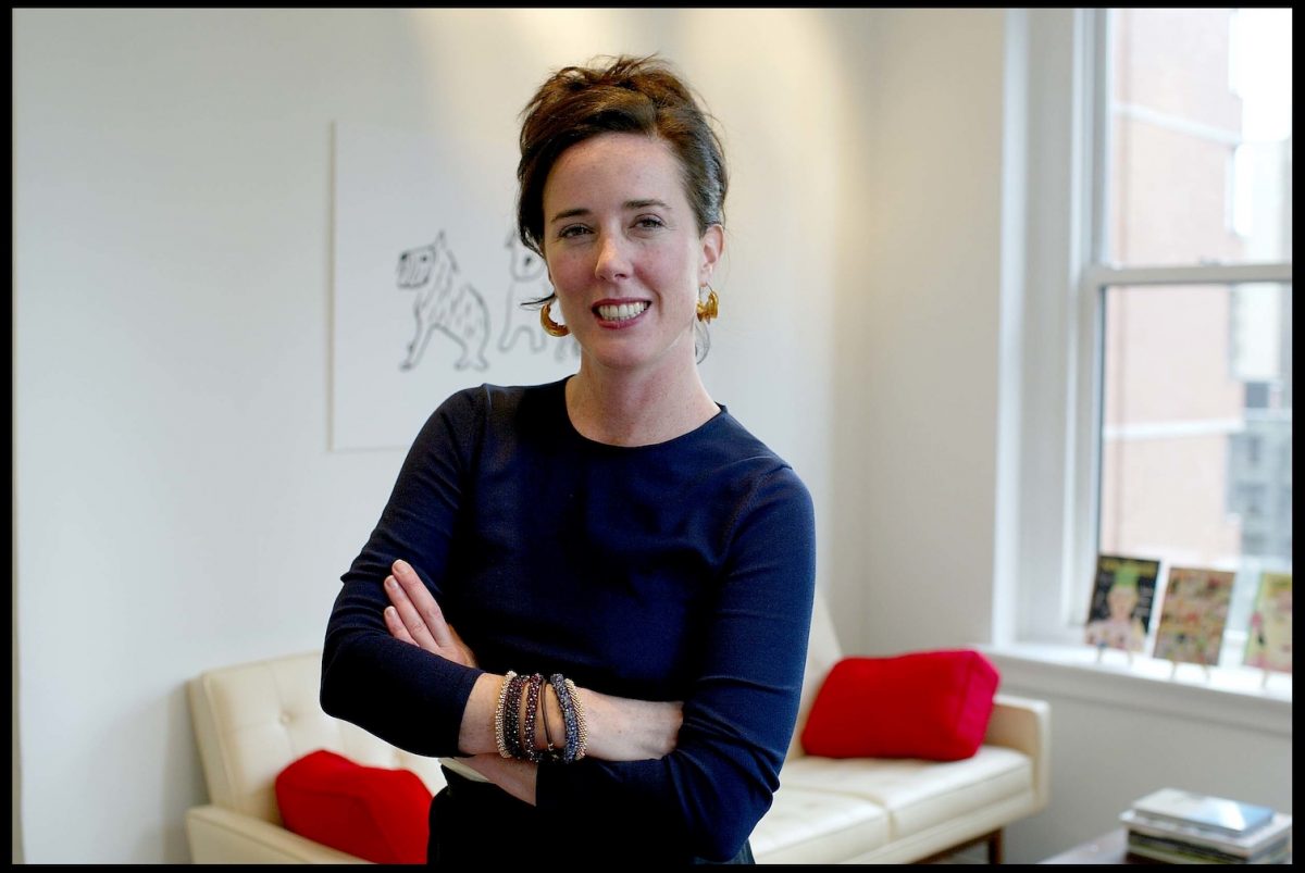 La créatrice Kate Spade sourit, les bras croisés sur sa poitrine. La valeur nette de Kate Spade est de 200 millions de dollars.