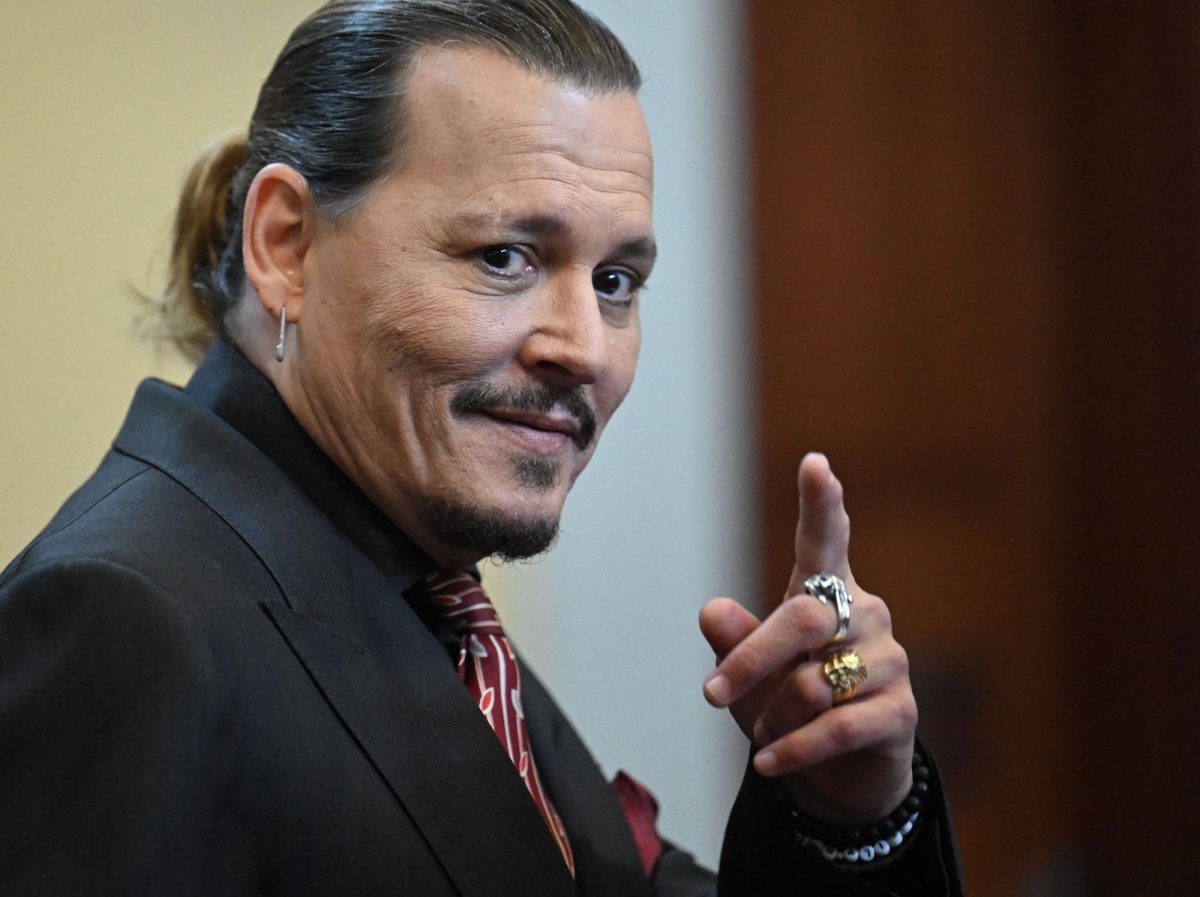 Johnny Depp, vêtu d'un costume au tribunal, ne regardera pas Amber Heard.