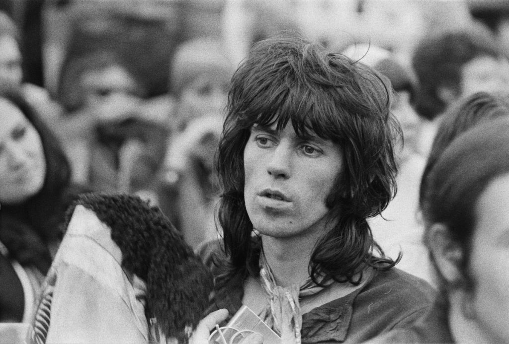 Le guitariste des Rolling Stones Keith Richards parmi la foule lors du festival de l'île de Wight en 1969